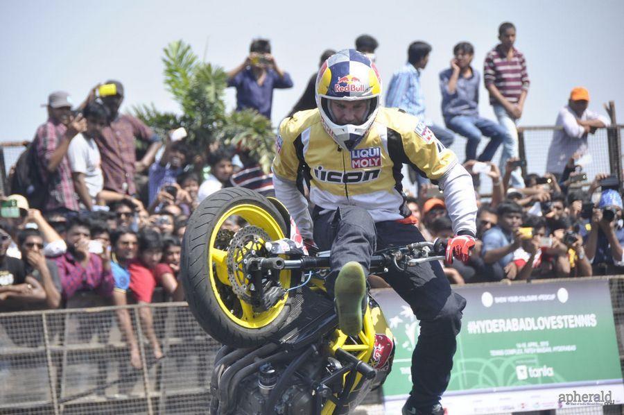 Nagarjuna And  Naga chaitanya Flagoff Redbull F1 Showrun