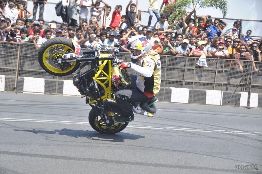 Nagarjuna And  Naga chaitanya Flagoff Redbull F1 Showrun