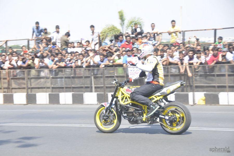 Nagarjuna And  Naga chaitanya Flagoff Redbull F1 Showrun