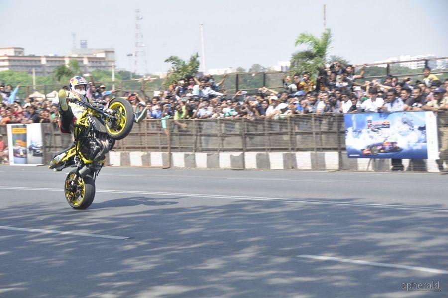 Nagarjuna And  Naga chaitanya Flagoff Redbull F1 Showrun