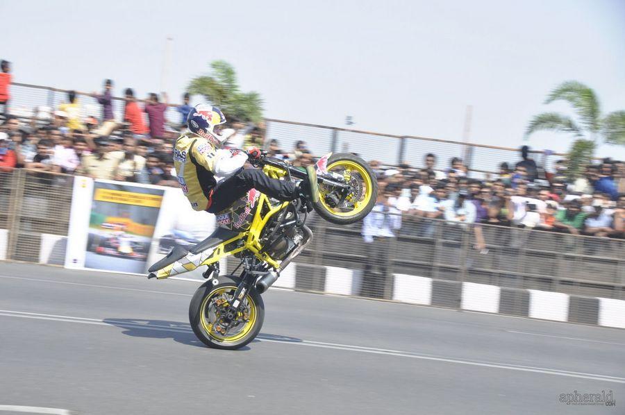Nagarjuna And  Naga chaitanya Flagoff Redbull F1 Showrun