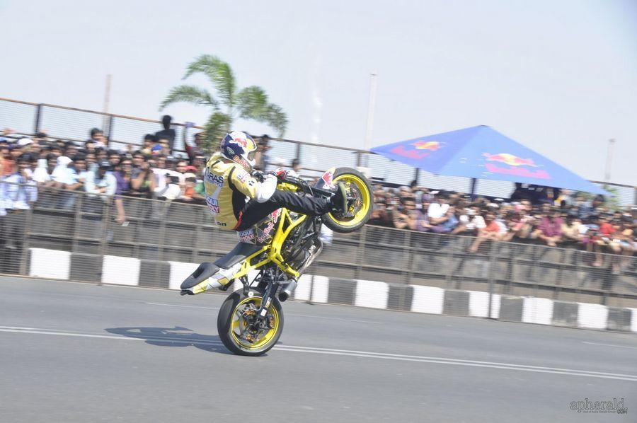 Nagarjuna And  Naga chaitanya Flagoff Redbull F1 Showrun