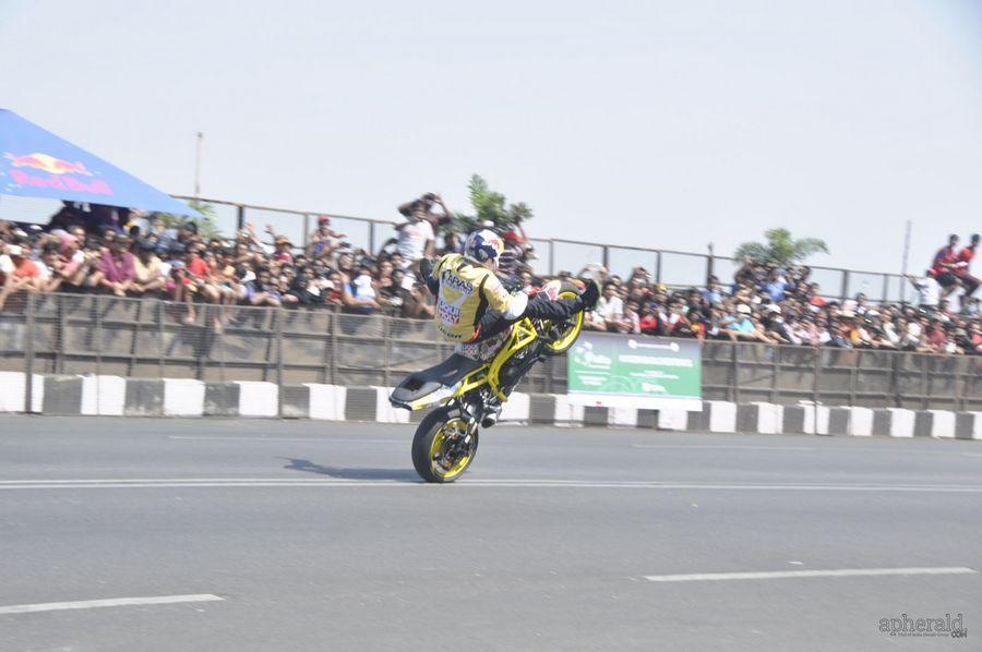 Nagarjuna And  Naga chaitanya Flagoff Redbull F1 Showrun
