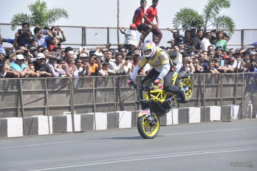 Nagarjuna And  Naga chaitanya Flagoff Redbull F1 Showrun