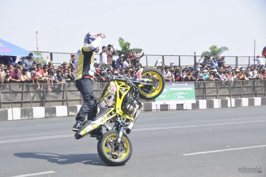 Nagarjuna And  Naga chaitanya Flagoff Redbull F1 Showrun
