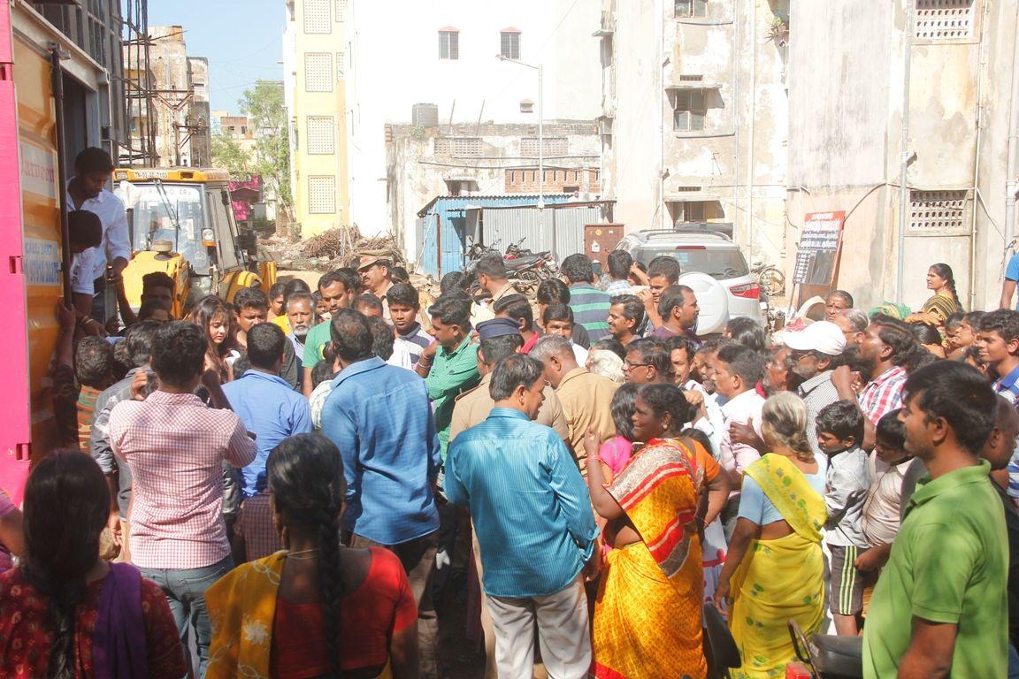 Namita Flood Relife help in Tiruvotriyur Photos