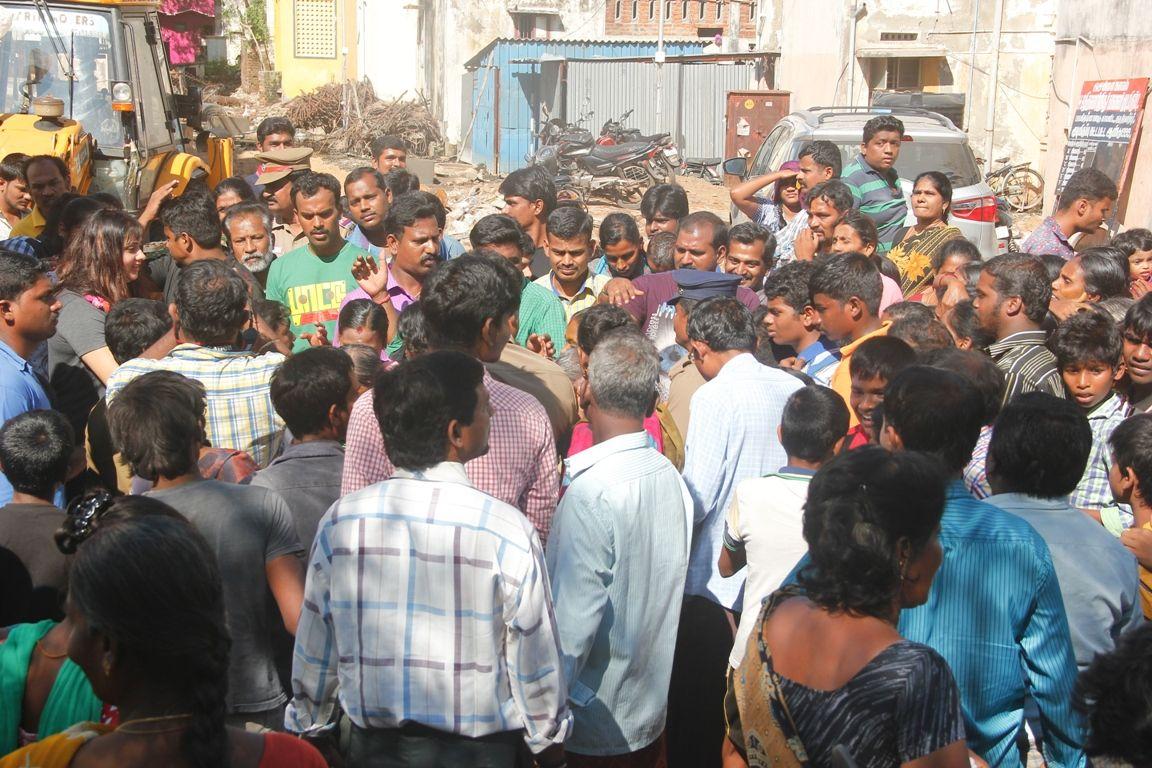 Namita Flood Relife help in Tiruvotriyur Photos