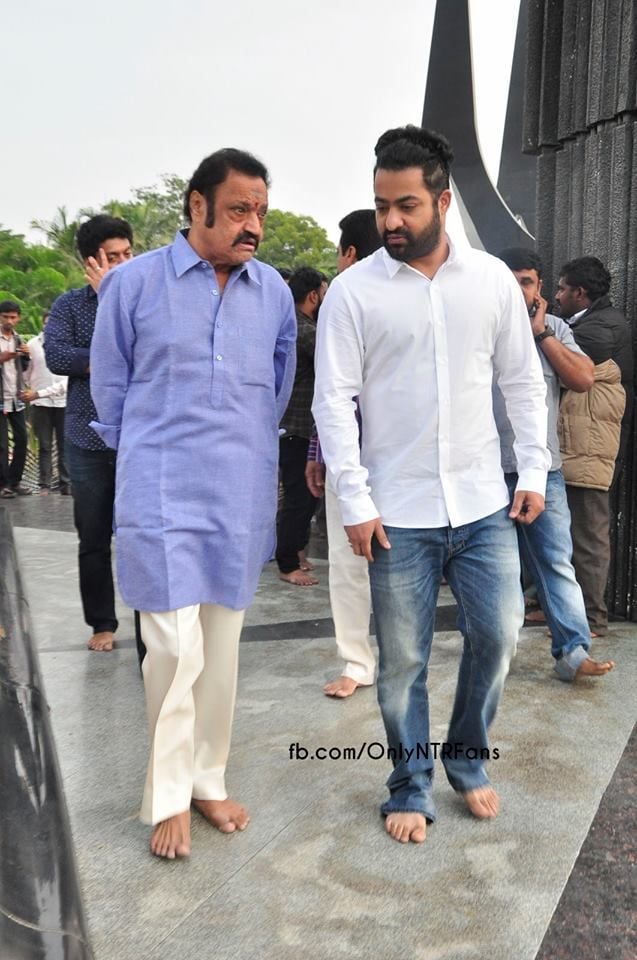 Nandamuri family pays tribute to Sr NTR at NTR Ghat Photos