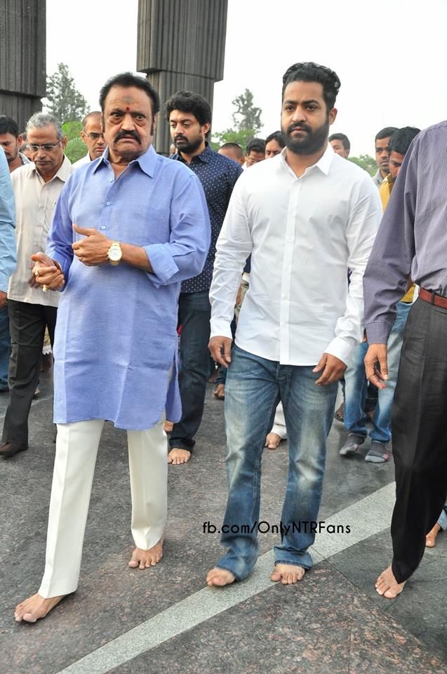 Nandamuri family pays tribute to Sr NTR at NTR Ghat Photos