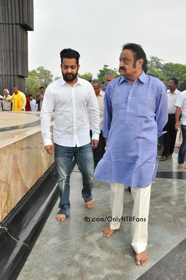 Nandamuri family pays tribute to Sr NTR at NTR Ghat Photos