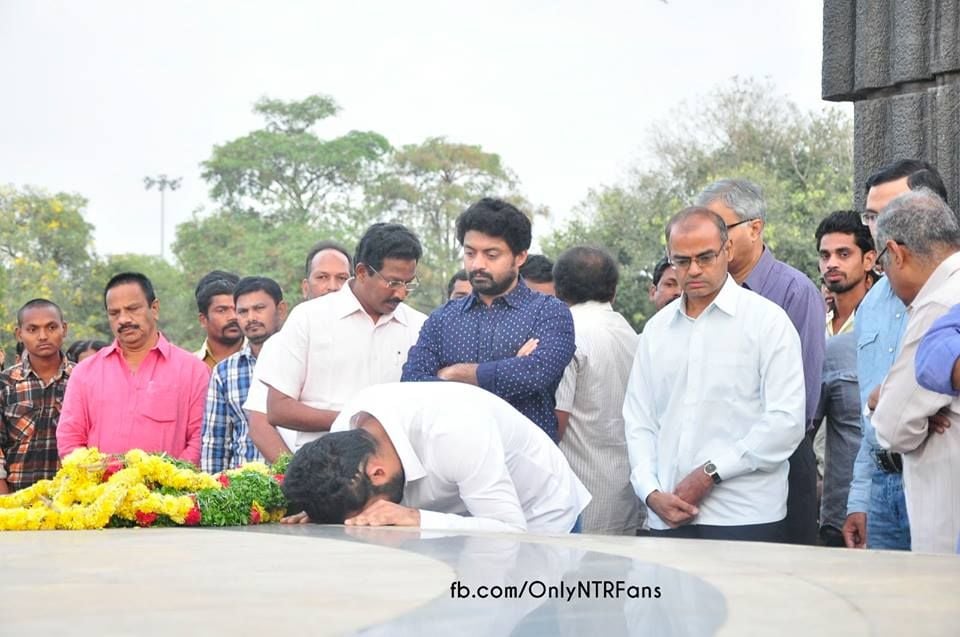 Nandamuri family pays tribute to Sr NTR at NTR Ghat Photos