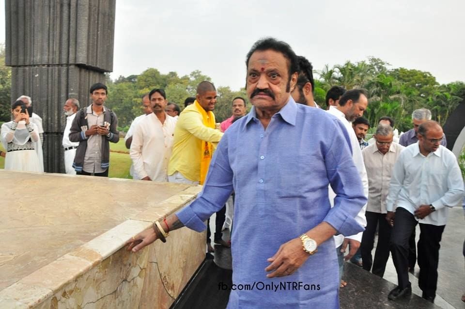 Nandamuri family pays tribute to Sr NTR at NTR Ghat Photos