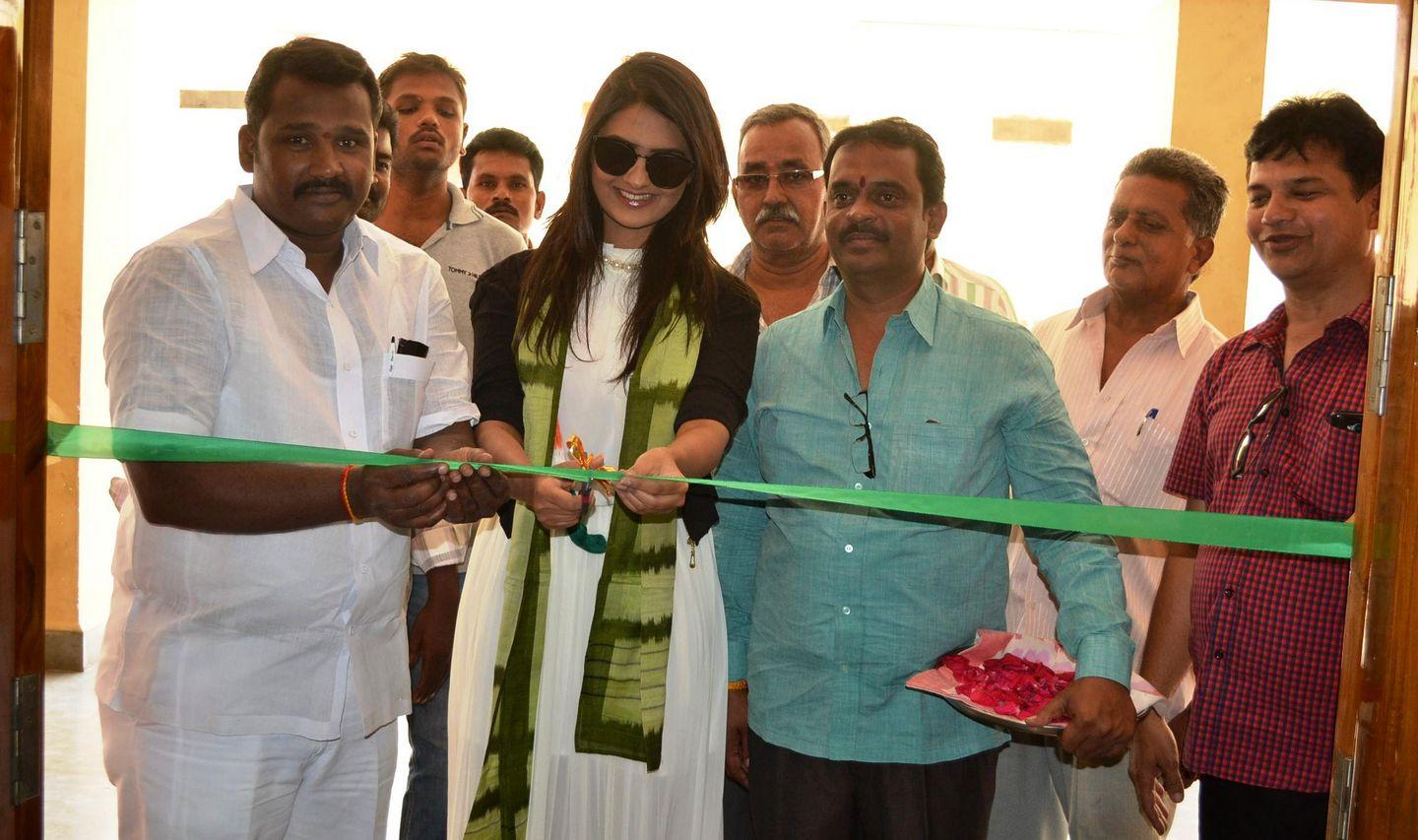 Neha Deshpande Inaugurated Pochampally IKAT Art Mela