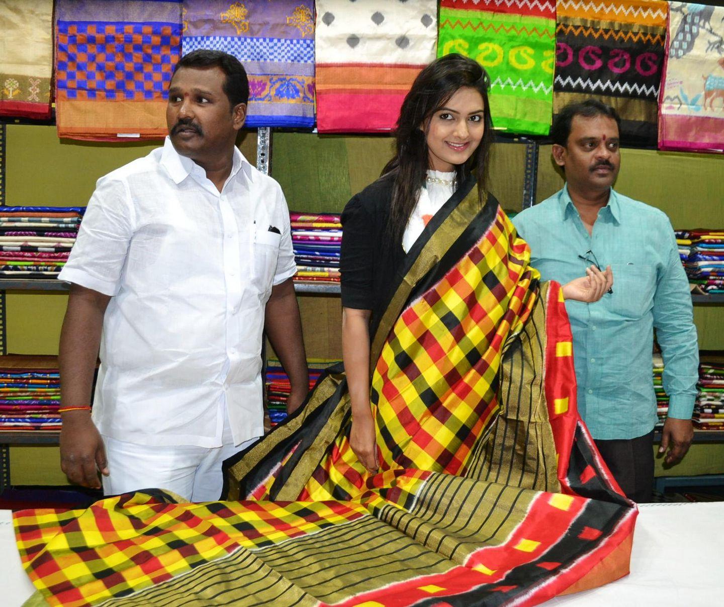 Neha Deshpande Inaugurated Pochampally IKAT Art Mela