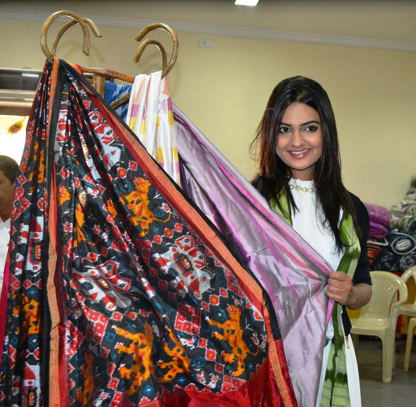 Neha Deshpande Inaugurated Pochampally IKAT Art Mela