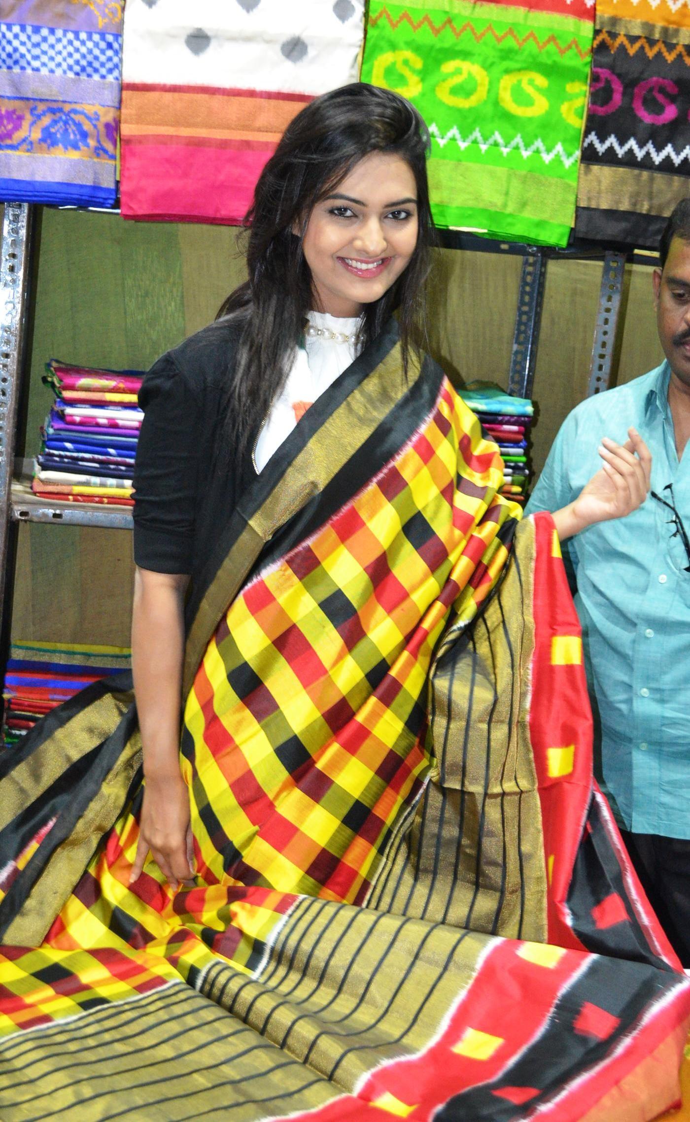 Neha Deshpande Inaugurated Pochampally IKAT Art Mela