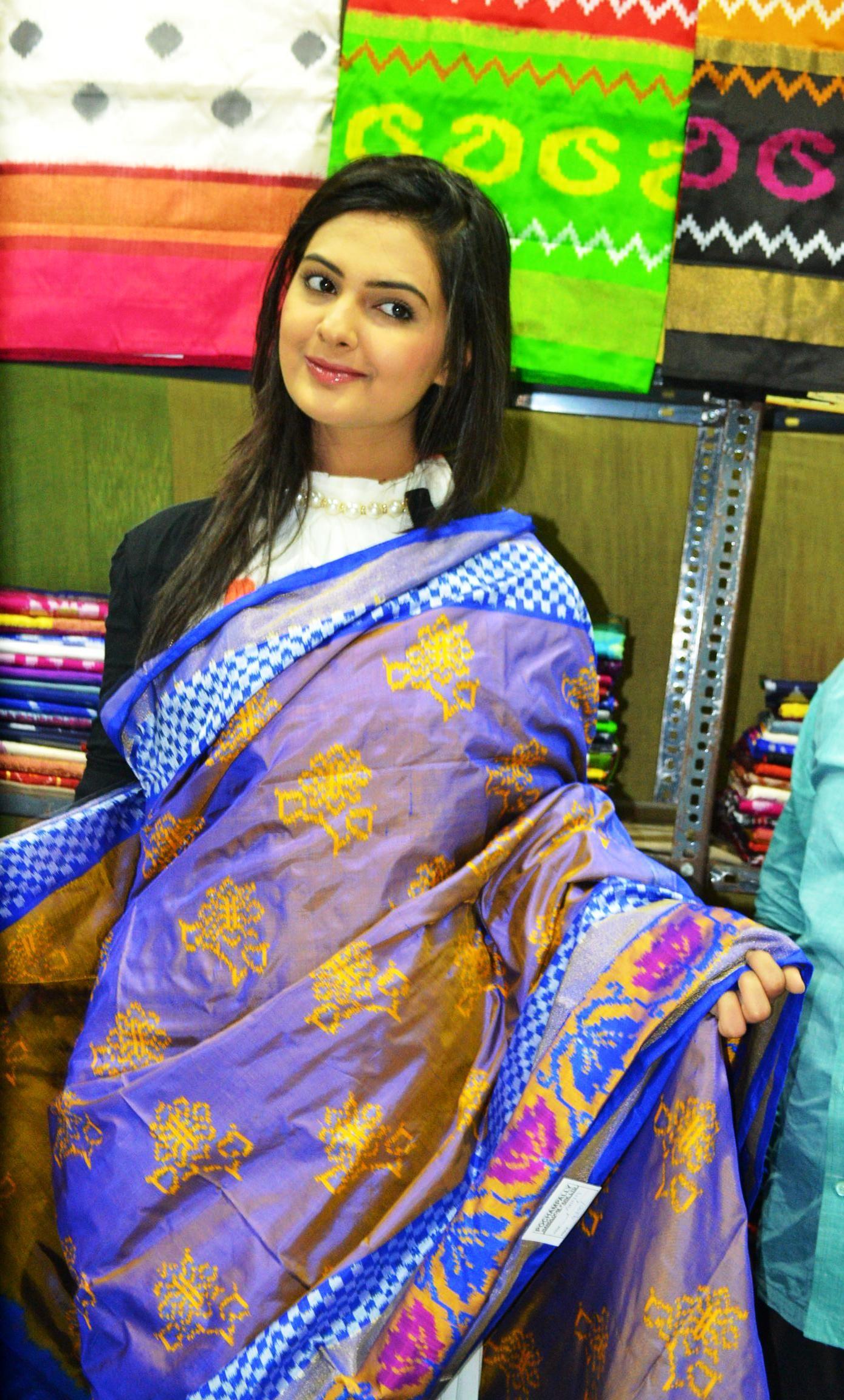 Neha Deshpande Inaugurated Pochampally IKAT Art Mela