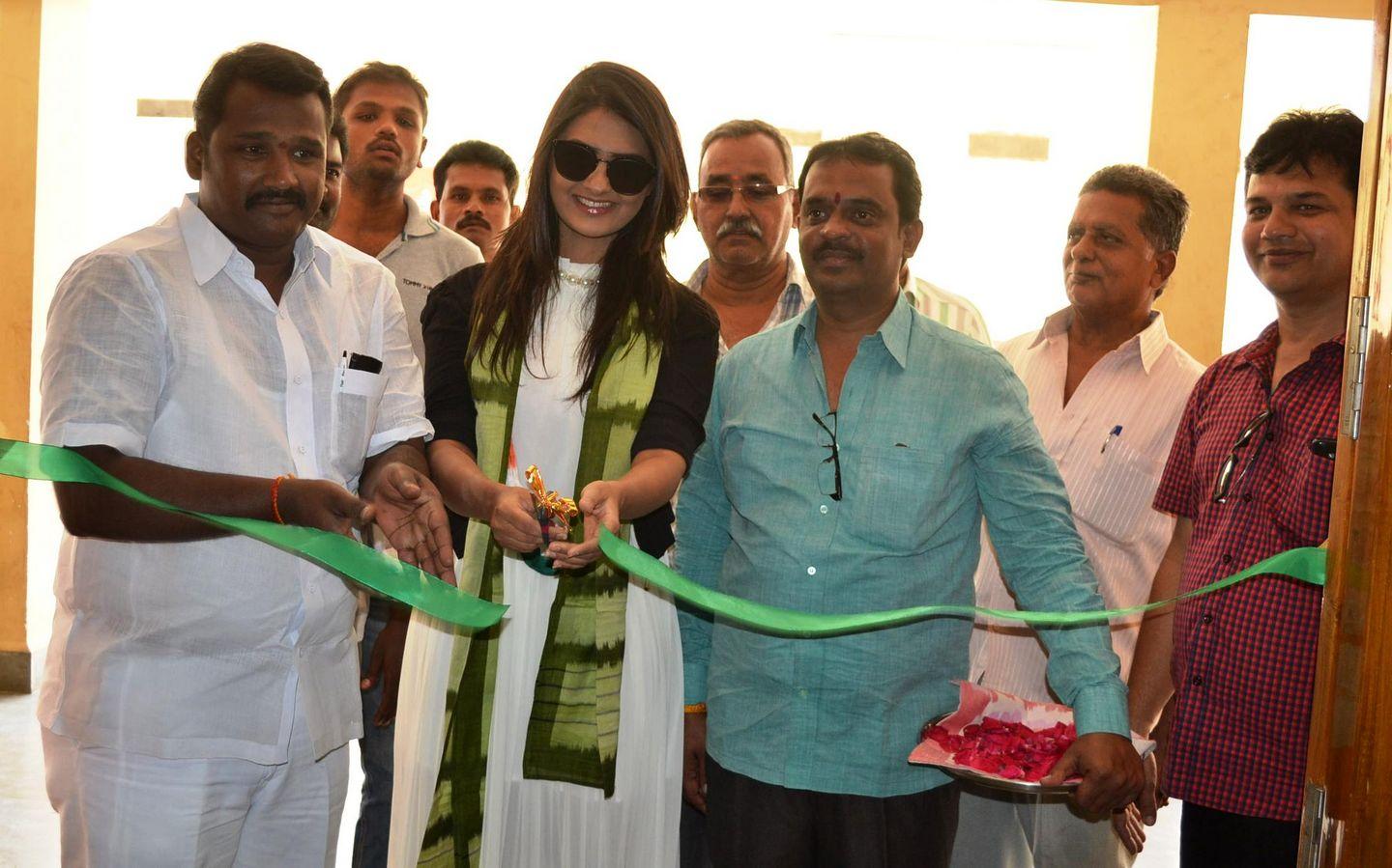 Neha Deshpande Inaugurated Pochampally IKAT Art Mela