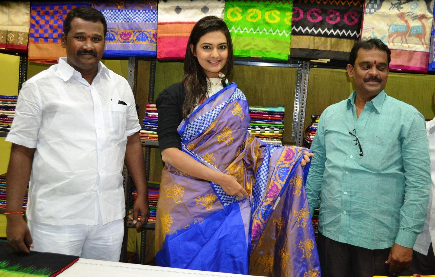 Neha Deshpande Inaugurated Pochampally IKAT Art Mela