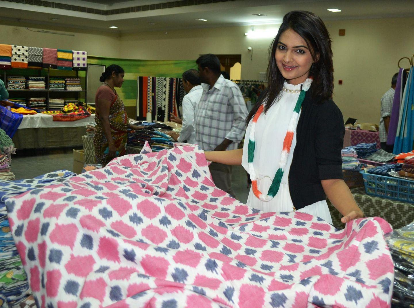 Neha Deshpande Inaugurated Pochampally IKAT Art Mela