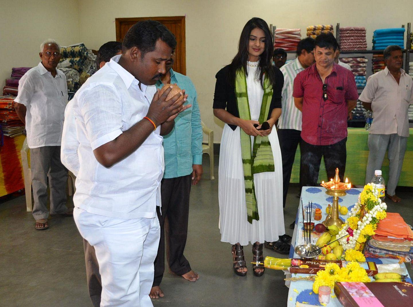 Neha Deshpande Inaugurated Pochampally IKAT Art Mela