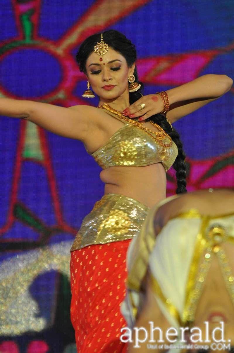 Pooja Kumar Dance Stills