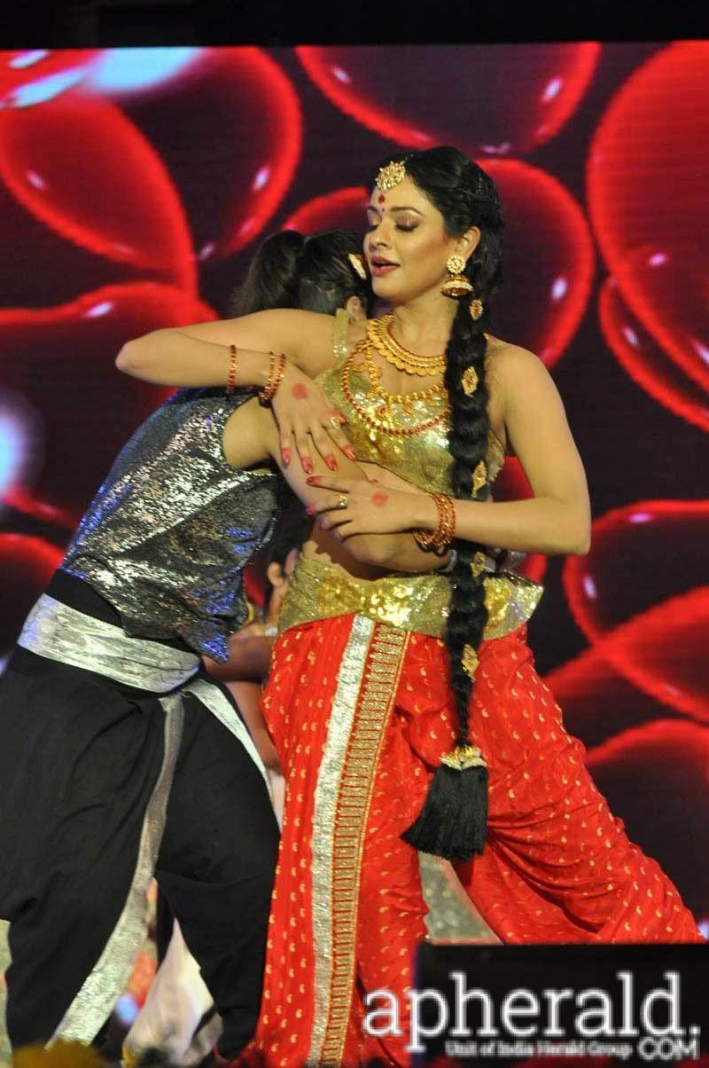 Pooja Kumar Dance Stills