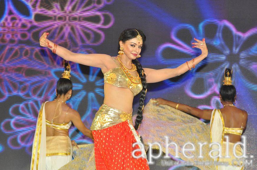 Pooja Kumar Dance Stills