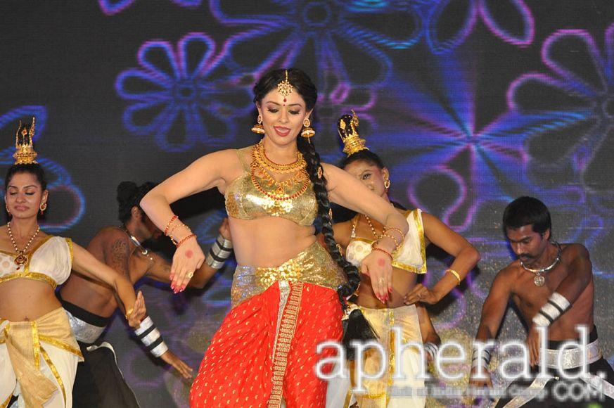 Pooja Kumar Dance Stills