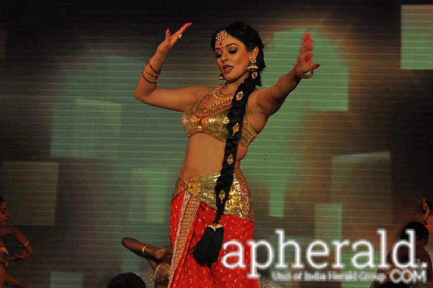 Pooja Kumar Dance Stills