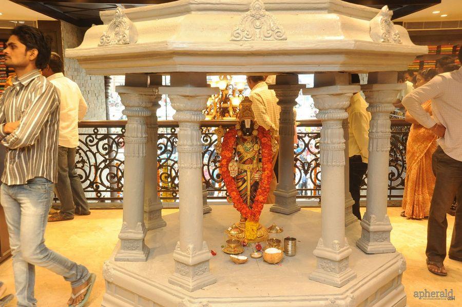 Pranitha Launches VRK Silks at Kukatpally