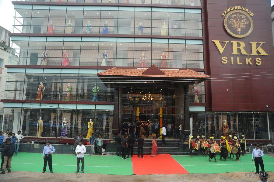 Pranitha Launches VRK Silks at Kukatpally