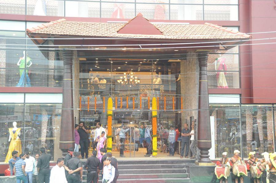 Pranitha Launches VRK Silks at Kukatpally