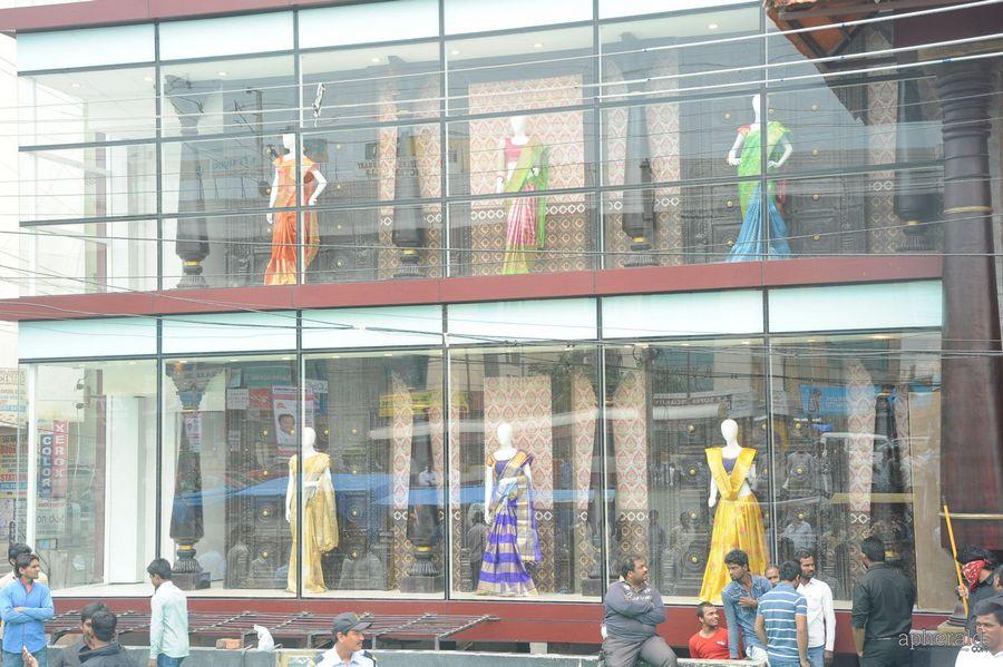 Pranitha Launches VRK Silks at Kukatpally