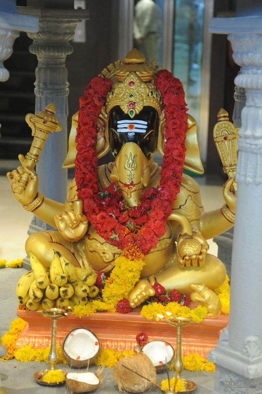 Pranitha Launches VRK Silks at Kukatpally