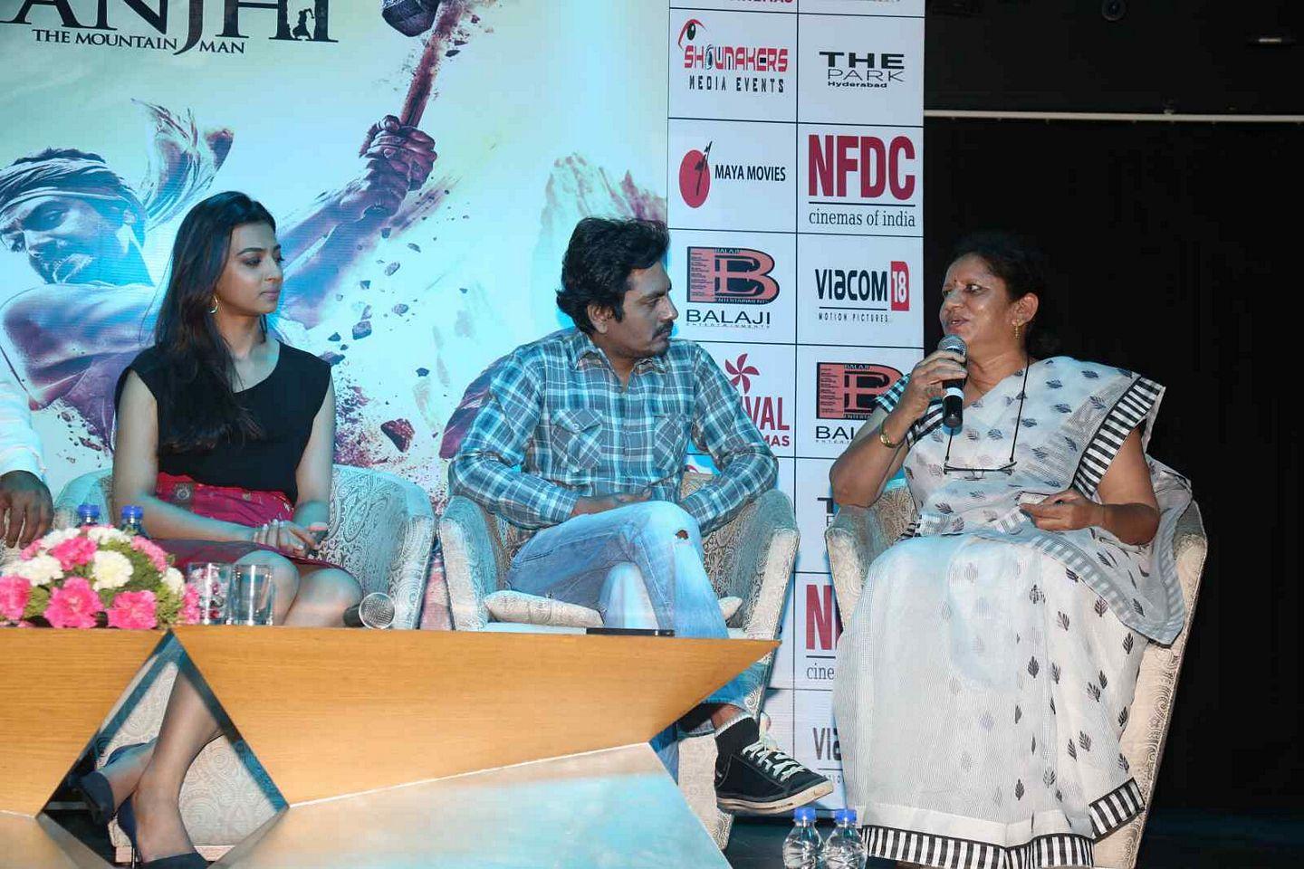 Radhika Apte At Manjhi Press Meet Photos