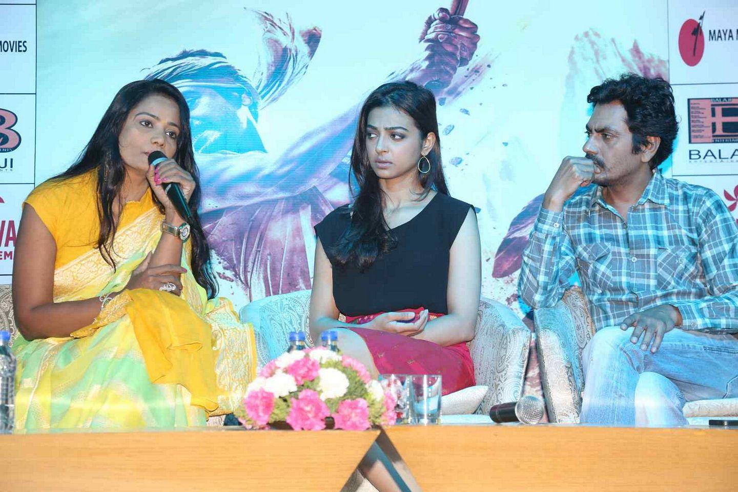 Radhika Apte At Manjhi Press Meet Photos