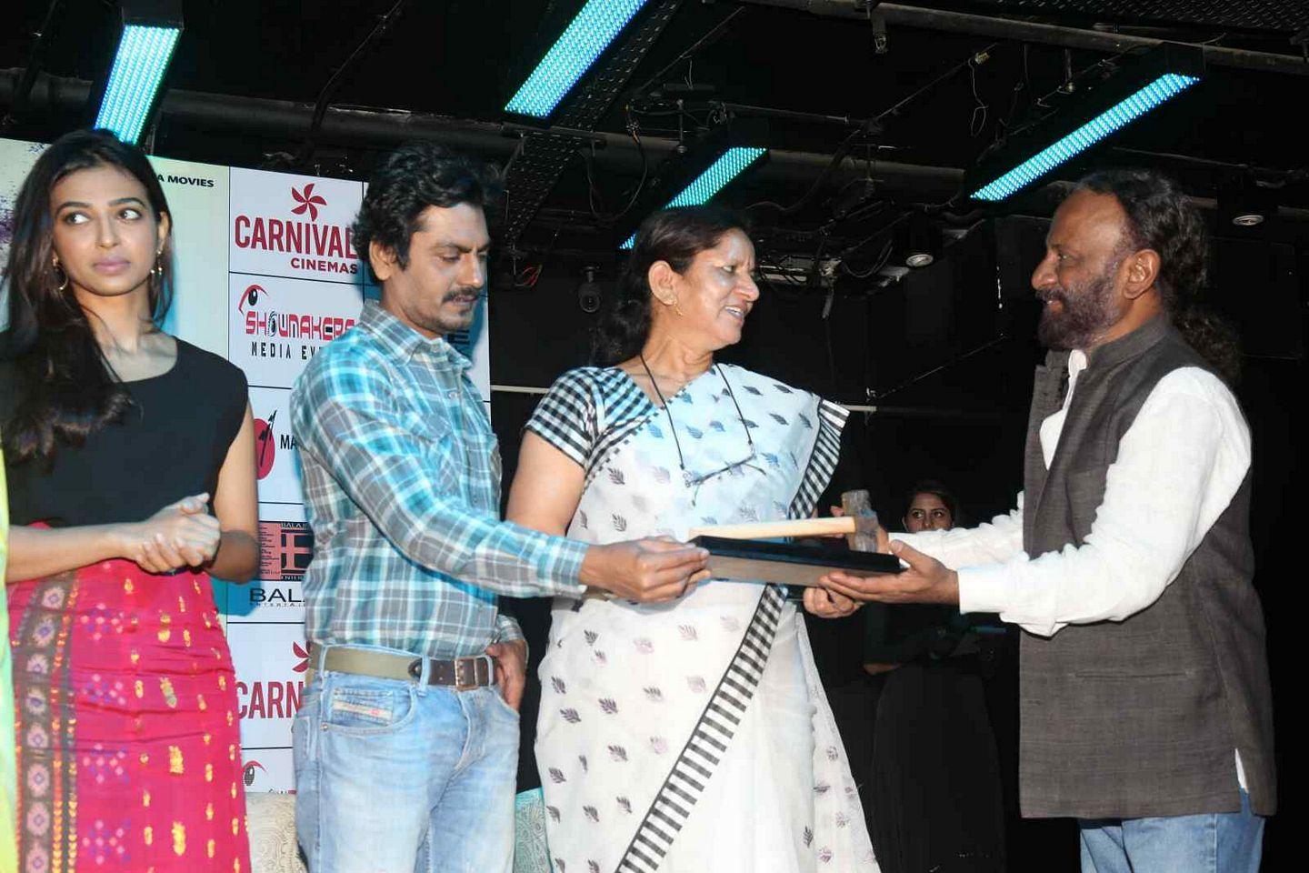 Radhika Apte At Manjhi Press Meet Photos