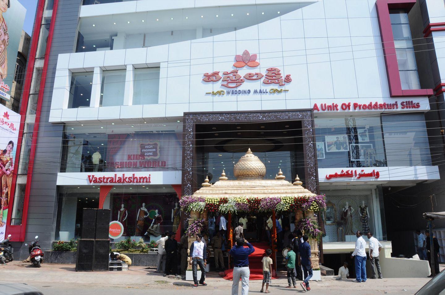 Rashi Khanna Launches Vastralakshmi Wedding Mall