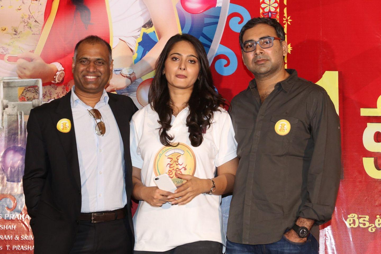 Size Zero 1 KG Gold Contest Press Meet Photos