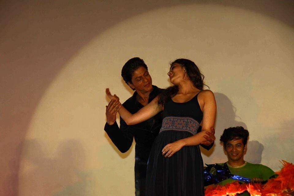 SRK And Kajol Dilwale Guera Song Launch Photos