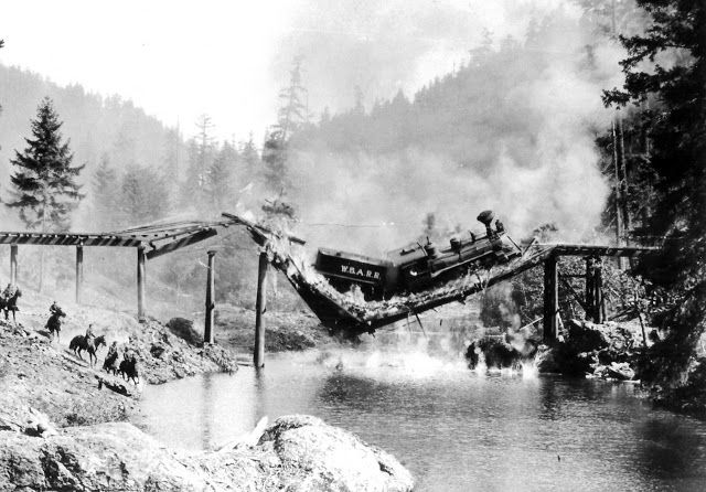 15 Vintage Photos of Terrible Steam Train Accidents