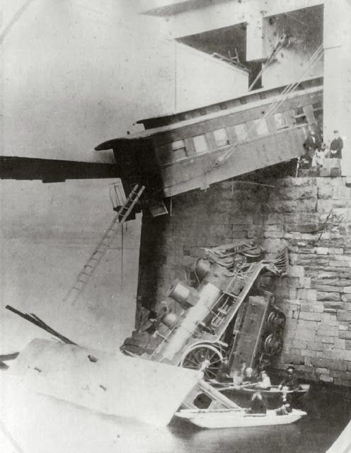 15 Vintage Photos of Terrible Steam Train Accidents