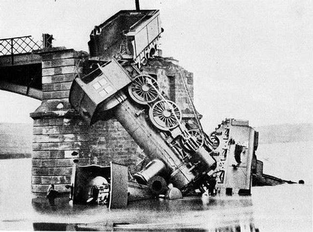 15 Vintage Photos of Terrible Steam Train Accidents