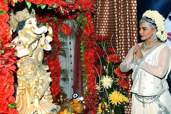 Bollywood Stars celebrate Ganesh Chaturthi Photos