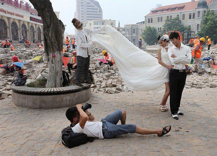 Dedicated Wedding Photographers Who Went To Hilarious Extents To Deliver That Perfect Shot