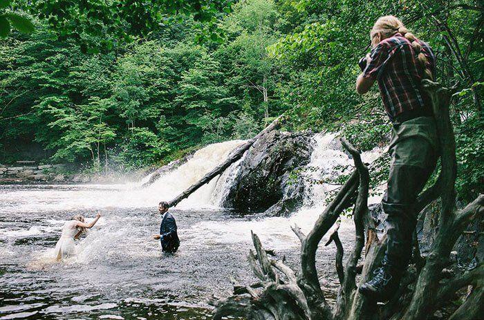 Dedicated Wedding Photographers Who Went To Hilarious Extents To Deliver That Perfect Shot