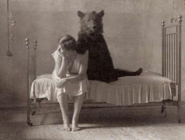 Funny Vintage Photos That Can't be Explained about Women