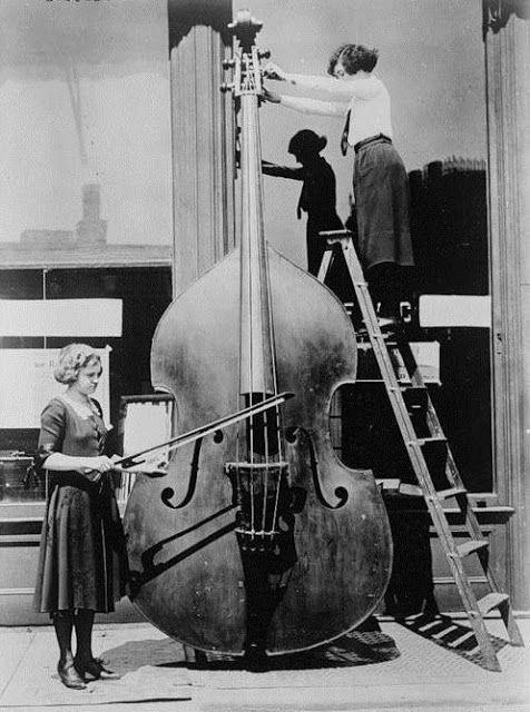 Funny Vintage Photos That Can't be Explained about Women