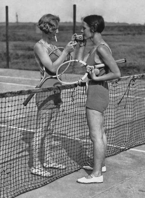 Funny Vintage Photos That Can't be Explained about Women